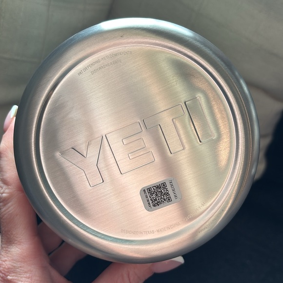 YETI Rambler 64oz - Picture 4 of 11